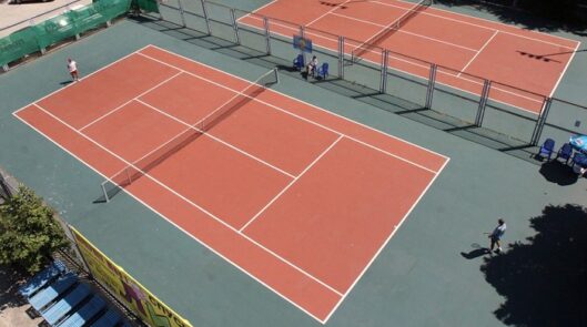 Теннисный корт
