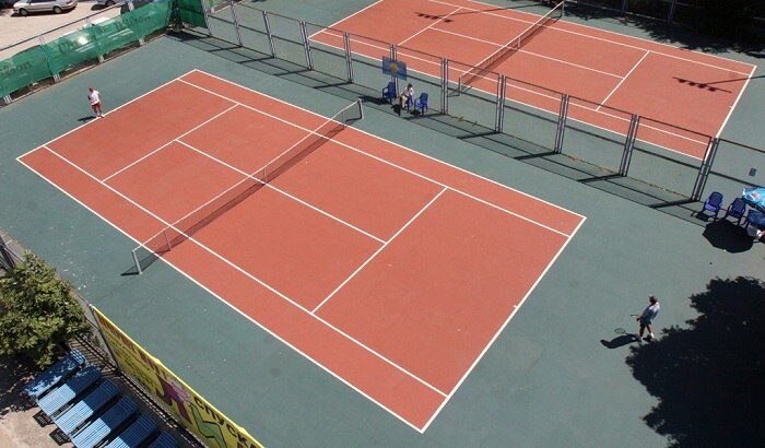 Теннисный корт